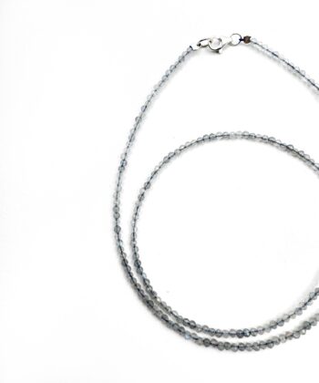 Grå krystaller i halskæde på hvid baggrund