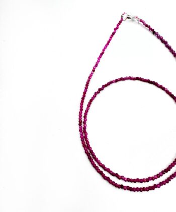 Rødlig Rubin farvet halskæde på hvid baggrund