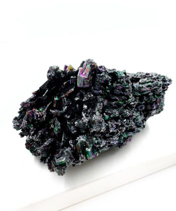 Sort rå heksesten med regnbue flash på hvid baggrund