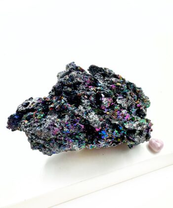 Sort rå heksesten med regnbue flash på hvid baggrund