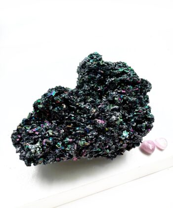 Sort rå heksesten med regnbue flash på hvid baggrund