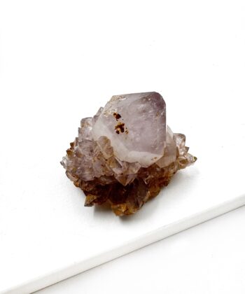 Lys Lilla Spirit ametyst på hvid baggrund