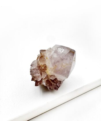 Lys Lilla Spirit ametyst på hvid baggrund