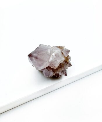 Lys Lilla med brunlige toner rå Krystal på hvid baggrund