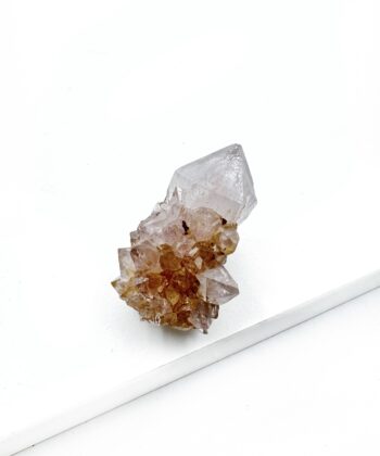 Lys med brunlige toner rå krystal på hvid baggrund