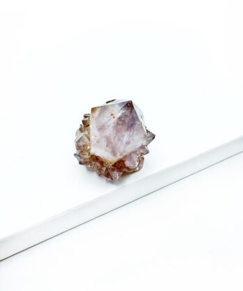 Lys Lilla med brunlige toner rå Spirit Ametyst Kaktus på hvid baggrund