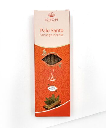 Orange pakke Røgelsespinde med duften af Palo Santo på hvid baggrund