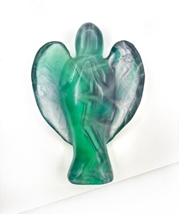 Stor del dækket af grønlige farver med en smule lilla striber Flourit krystal engel på hvid baggrund