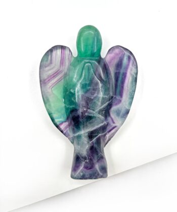 Lilla grøn hvid stribet Flourit krystal engel på hvid baggrund