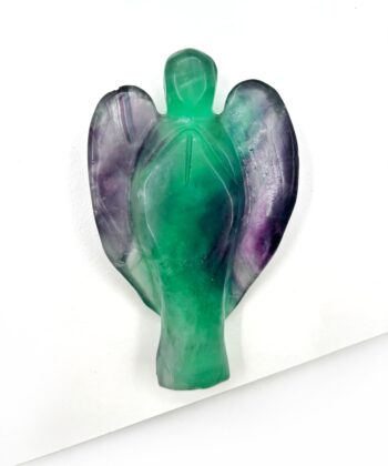 Lilla grøn hvid Flourit krystal engel på hvid baggrund