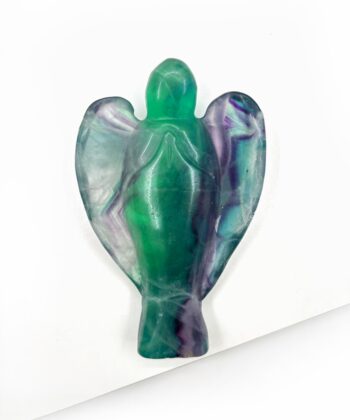 Lilla grøn hvid stribet Flourit krystal engel på hvid baggrund