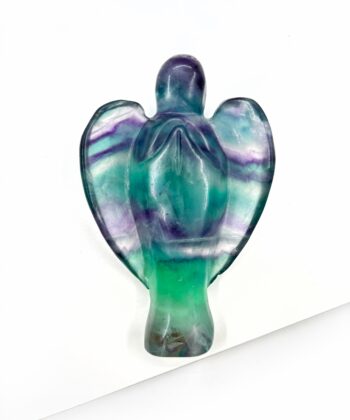 Lilla grøn hvid stribet Flourit krystal engel på hvid baggrund