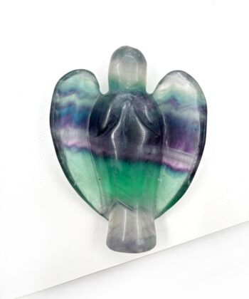 Lilla grøn hvid stribet Flourit krystal engel på hvid baggrund