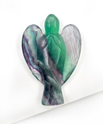 Lilla grøn hvid stribet Flourit krystal engel på hvid baggrund