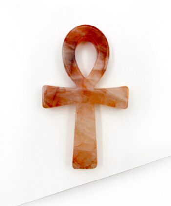 Ildkvarts Ankh på hvid baggrund