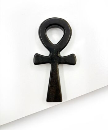Obsidian Ankh på hvid baggrund