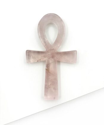 Rosenkvarts Ankh på hvid baggrund