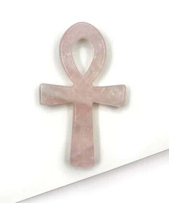 Rosenkvarts Ankh på hvid baggrund