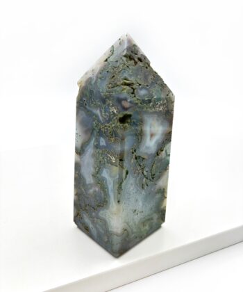 Grøn obelisk på hvid baggrund