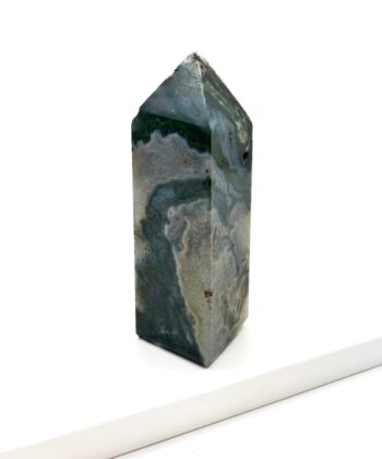Grøn obelisk på hvid baggrund