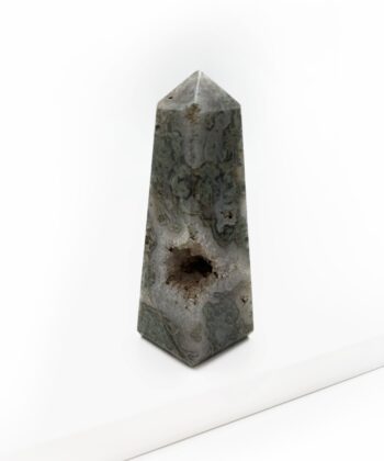 Grøn obelisk på hvid baggrund