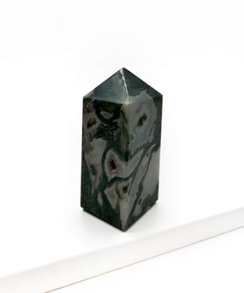 Grøn obelisk på hvid baggrund