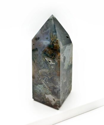 Grøn obelisk på hvid baggrund