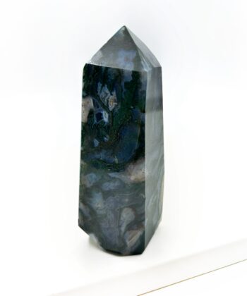 Grøn obelisk på hvid baggrund