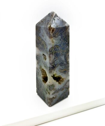 Grøn obelisk på hvid baggrund