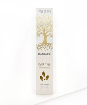 En pakke Røgelsespinde på hvid baggrund