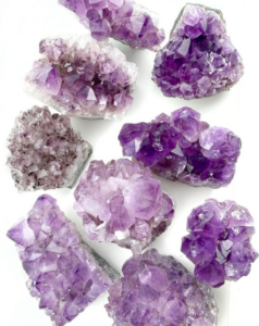 Gruppe af lilla ametyst klynger