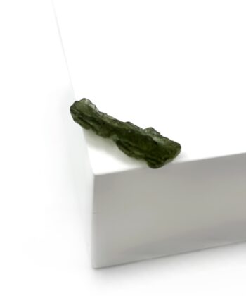 Smuk MOLDAVIT i grønlige nuancer, på en hvid baggrund.
