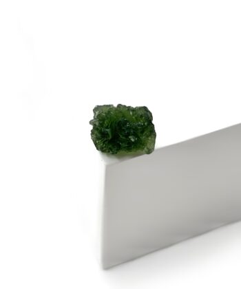 Smuk MOLDAVIT i grønlige nuancer, på en hvid baggrund.