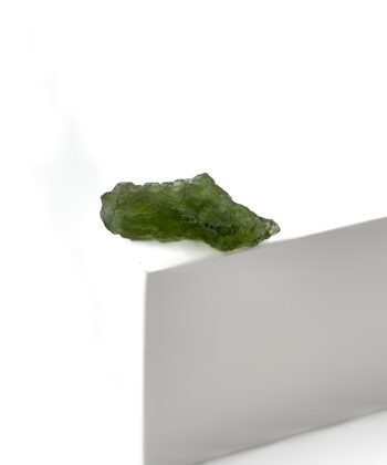 Smuk MOLDAVIT i grønlige nuancer, på en hvid baggrund.