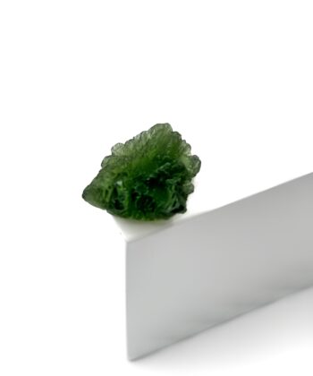 Smuk MOLDAVIT i grønlige nuancer, på en hvid baggrund.