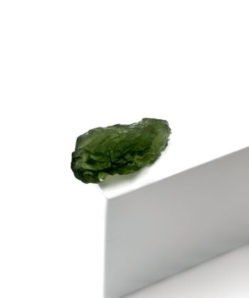 Smuk MOLDAVIT i grønlige nuancer, på en hvid baggrund.