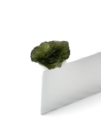 Smuk MOLDAVIT i grønlige nuancer, på en hvid baggrund.
