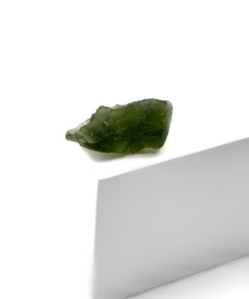 Smuk MOLDAVIT i grønlige nuancer, på en hvid baggrund.