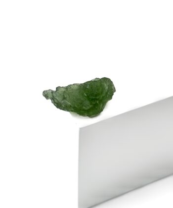 Smuk MOLDAVIT i grønlige nuancer, på en hvid baggrund.