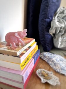 Natbord med rosenkvarts elefant